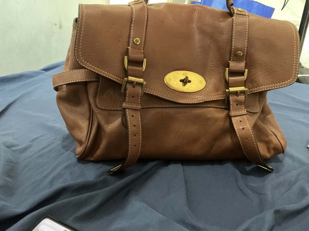 Alexa Mulberry Satchel bag (Category: Luxury Bags & Wallets) located in Marikina City. Submitted by eminachii (Listing ID 1468587588, Image 3). Description: Alexa Mulberry Bag from UK hindi na sya nagagamit rush ko na sya binibenta for hospital bill. may flaw nawawala yung isang pin na nakatali sa kabilang dulo ng bag.