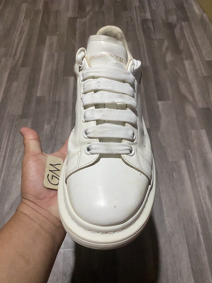 Alexander McQueen Oversized White Tab (Category: Sneakers) located in Cebu City. Submitted by freemoon.b85e0c (Listing ID 1468508025, Image 3). Description: Alexander McQueen Oversized White Legit/2nd hand Size 9 us/8 uk/42 euro/27 cm Price 980 plus sf Sign of usage.