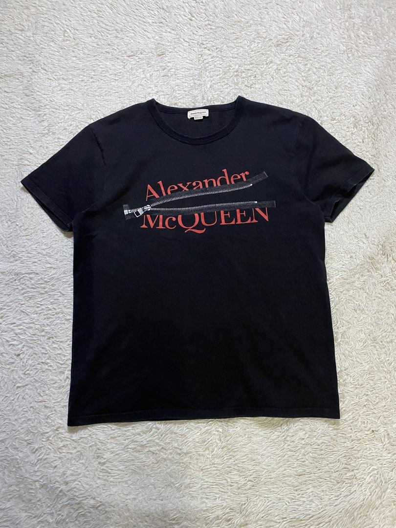 Alexander McQueen Zip Logo T-Shirt (Category: Tshirts & Polo Shirts ) located in Cavite. Submitted by nld_thrift (Listing ID 1468709360, Image 1). Description: Alexander McQueen Zip Logo T-Shirt W 21 Inch L 27.5 INCH 9.5 Condition 9.5 Color rate Xl In tag Made In italy 100% Cotton.