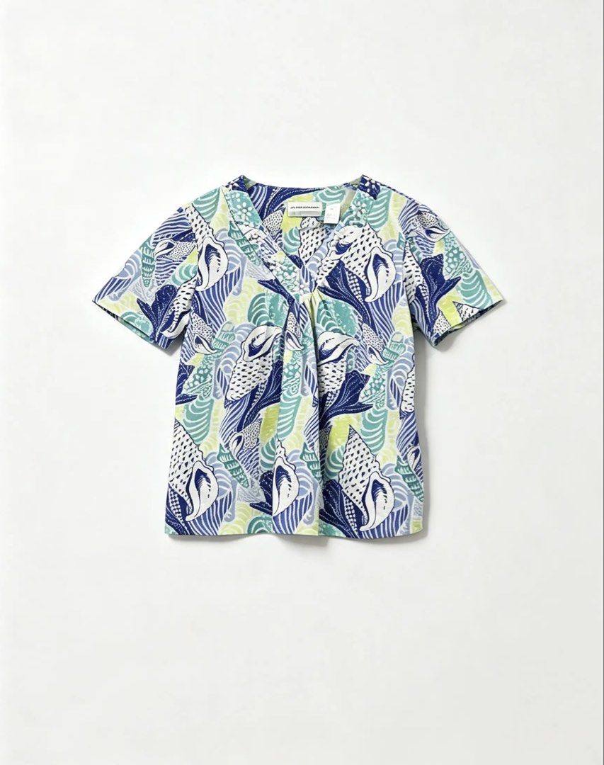 ALFRED DUNNER (Category: Shirts) located in Davao. Submitted by sart0ria85 (Listing ID 1468647225, Image 1). Description: A fun prints of yellow blue and green in 96% POLYESTER and 4% SPANDEX. With appliques on the V neckline. SMALL. Size 4-5. EXCELLENT CONDITION (94/100).