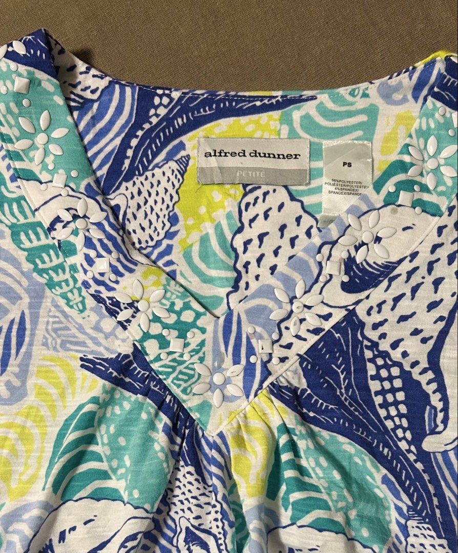 ALFRED DUNNER (Category: Shirts) located in Davao. Submitted by sart0ria85 (Listing ID 1468647225, Image 3). Description: A fun prints of yellow blue and green in 96% POLYESTER and 4% SPANDEX. With appliques on the V neckline. SMALL. Size 4-5. EXCELLENT CONDITION (94/100).
