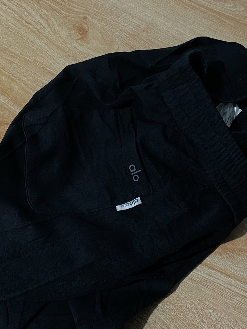 ALO Rubber Logo Sweatpants (Category: Joggers) located in Manila. Submitted by claii_collection (Listing ID 1468532597, Image 3). Description: ALO Rubber Logo Sweatpants - 30-36x40 - Excellent Condition - ALO Rubber Logo and Pocket Tags.