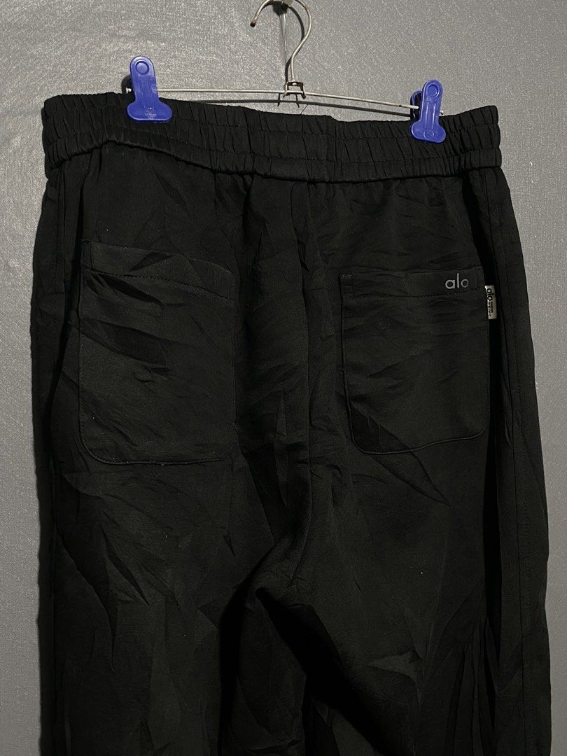 ALO Rubber Logo Sweatpants (Category: Joggers) located in Manila. Submitted by claii_collection (Listing ID 1468532597, Image 2). Description: ALO Rubber Logo Sweatpants - 30-36x40 - Excellent Condition - ALO Rubber Logo and Pocket Tags.