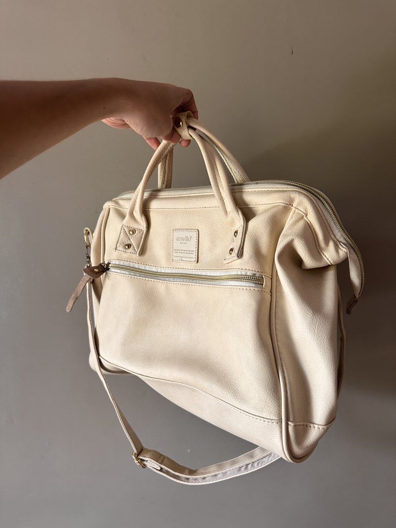 ANELLI CREAM BOSTON 2WAY BAG (Category: Shoulder Bags) located in Pasig City. Submitted by ulit.ulitph (Listing ID 1468524117, Image 3). Description: Anello 2-Way Boston Bag -fits 13” laptop -well taken care of -negotiable price -no issues (straps, zipper and leather are in good condition).