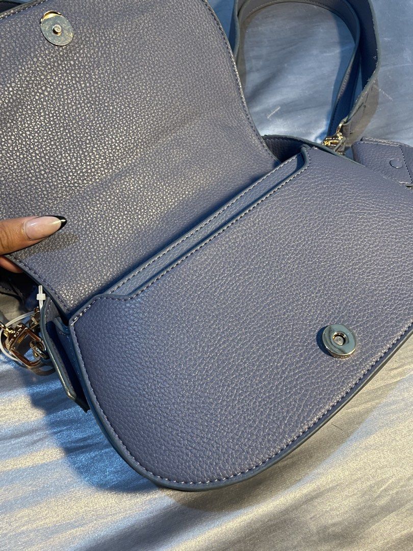 Anne Klein shoulder bag (Category: Shoulder Bags) located in Mandaluyong City. Submitted by summersamnl (Listing ID 1468686284, Image 1). Description: Made in USA.