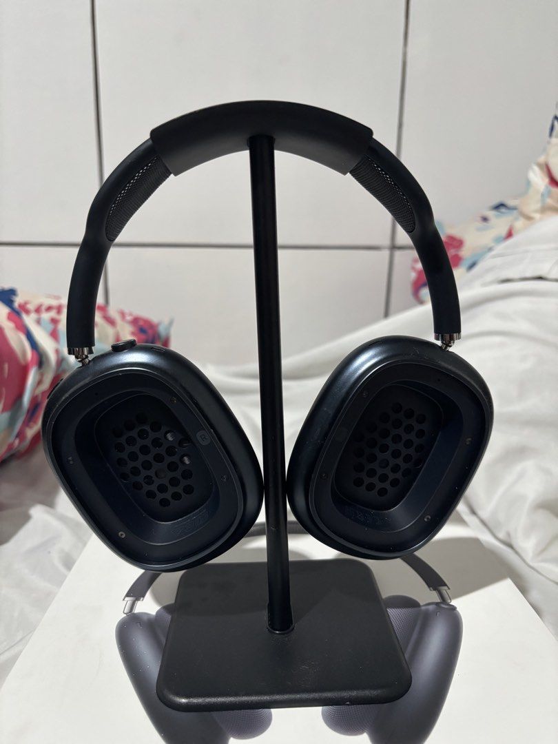 Apple AirPods Max Midnight Model A3184 with Box (Category: Headphones & Headsets) located in Taguig. Submitted by wornbypi (Listing ID 1468607980, Image 3). Description: - Item: Apple AirPods Max Model A3184 - Color: Midnight - USB-C - No issues and never used for workout. Mesh parts will just need cleaning. - Inclusions: Original retail box and display stand - Add 500 for original unused type c cable - Mode of Payment: Gcash or Maya Meetup: QC (