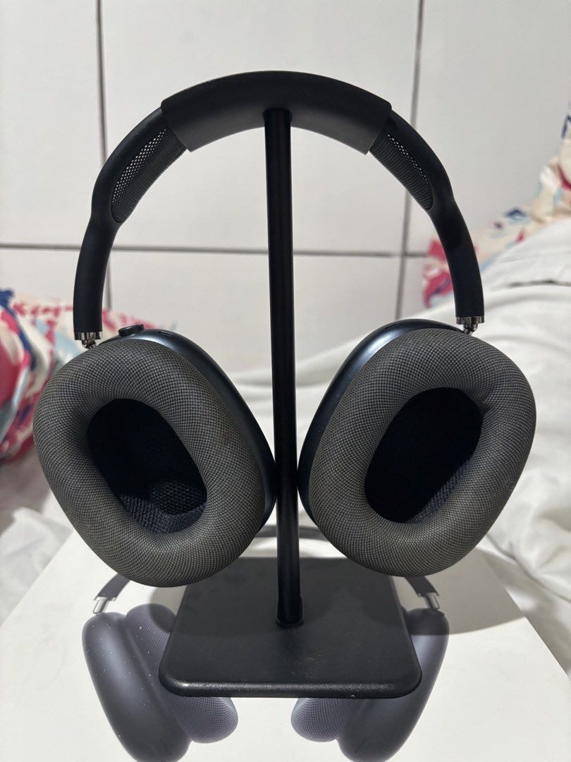 Apple AirPods Max Midnight Model A3184 with Box (Category: Headphones & Headsets) located in Taguig. Submitted by wornbypi (Listing ID 1468607980, Image 2). Description: - Item: Apple AirPods Max Model A3184 - Color: Midnight - USB-C - No issues and never used for workout. Mesh parts will just need cleaning. - Inclusions: Original retail box and display stand - Add 500 for original unused type c cable - Mode of Payment: Gcash or Maya Meetup: QC (