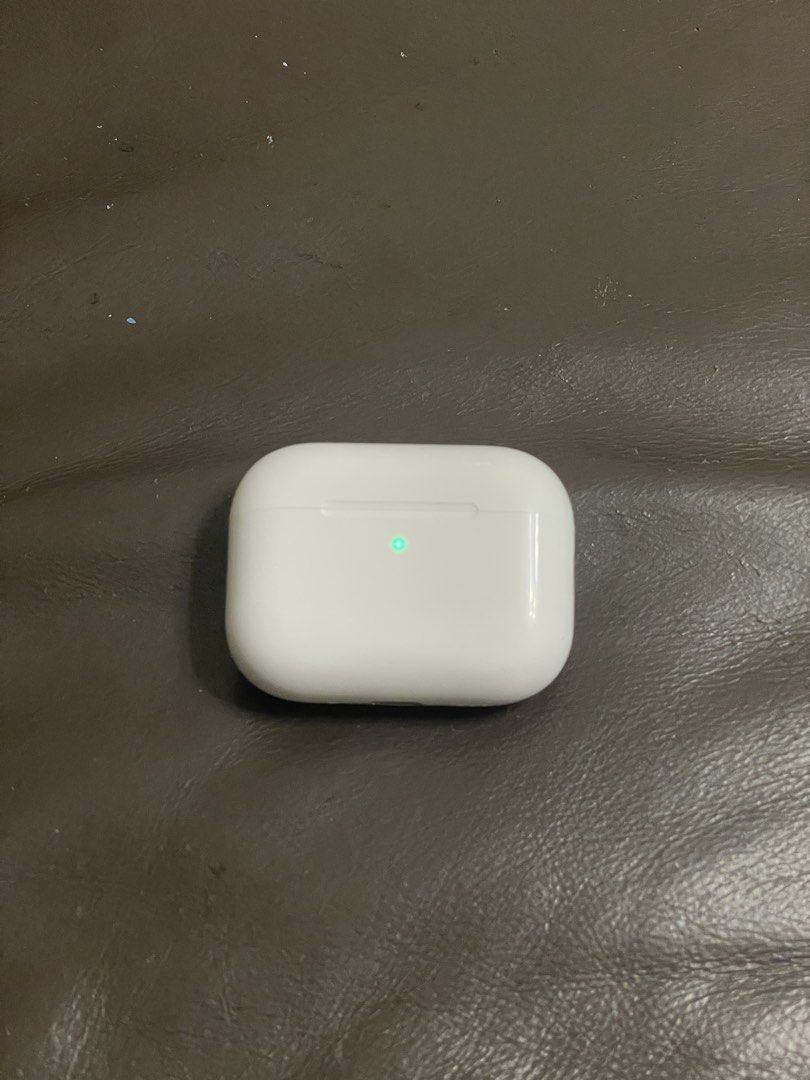 Apple AirPods Pro 3 (Category: Earphones) located in Manila. Submitted by amberwinslow (Listing ID 1468590861, Image 2). Description: PRELOVED APPLE AIRPODS PRO 3. bought january 23 2026. dm for any other concerns. NEGOTIABLE PRICE Pre-loved RUSH SELLING pls buy😞🙏.