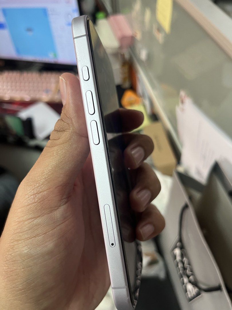Apple iPhone 17 256GB Light Purple (Category: iPhone 17 Series) located in Manila. Submitted by alfredp212 (Listing ID 1468565030, Image 2). Description: - Model: Apple iPhone 17 (MG6M4X/A) - Color: Light Purple - Storage: 256GB - Battery Health: 100% (99 cycle counts) - Condition: Flawless screen, fully functional dual rear cameras and side buttons - Status: Factory unlocked, ready for setup and use Purchased last July 2026 RFS: Upgraded to IP18
