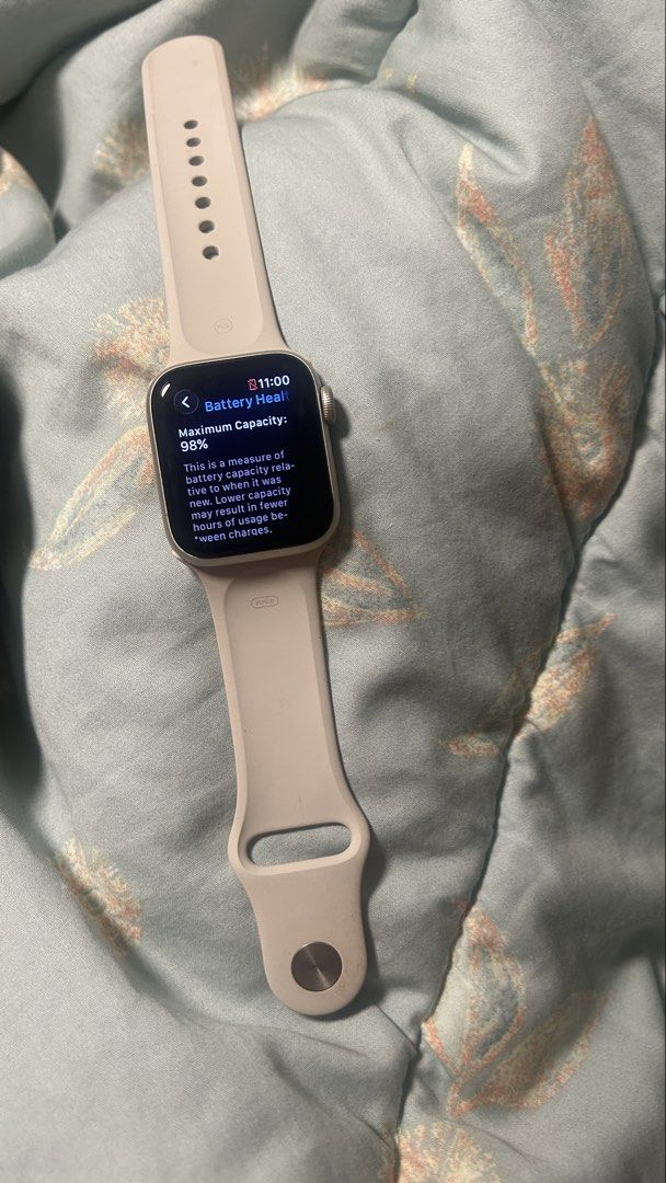 Apple Watch SE 2 - 40 mm (Starlight) (Category: Wearables & Smart Watches) located in Manila. Submitted by wearmycloset.ph (Listing ID 1468664415, Image 2). Description: With original charger No box 98% Battery Health No scratches, no damage RFS: not used .