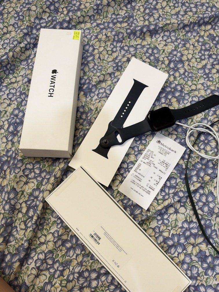 Apple Watch SE Gen 2 MIDNIGHT 44mm (Category: Wearables & Smart Watches) located in Manila. Submitted by sellyna_md (Listing ID 1468506423, Image 1). Description: Apple Watch Sae Gen 2 MIDNIGHT 44mm ✅ box & receipt ✅ original charger & strap.