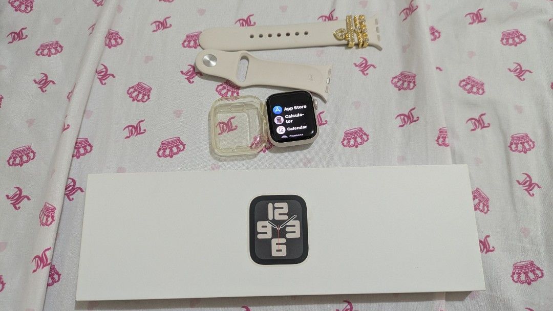 Apple Watch SE(Gen2( 32GB (Category: Wearables & Smart Watches) located in Manila. Submitted by ryry0108 (Listing ID 1468543693, Image 3). Description: -Starlight Aluminum Case -Starlight Sport Band -GPS -with extra straps and case -original charger -original box -battery health 99% still good battery span can be use all day in single charge -used like new -still negotiable.