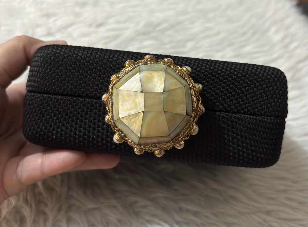Aranaz Evening Clutch (Category: Clutches) located in Paranaque City. Submitted by dalle_closet (Listing ID 1468558881, Image 3). Description: size: 14 x 10 inches ang nice nito 😍 slightly used at no issue.