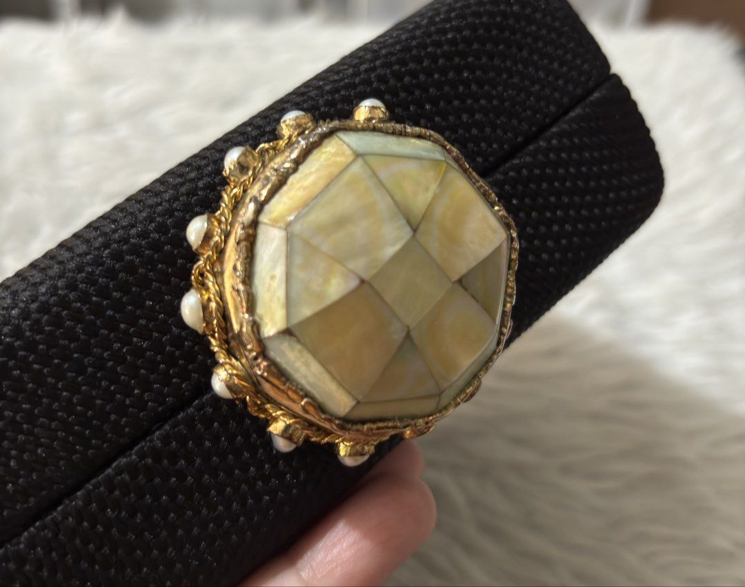 Aranaz Evening Clutch (Category: Clutches) located in Paranaque City. Submitted by dalle_closet (Listing ID 1468558881, Image 2). Description: size: 14 x 10 inches ang nice nito 😍 slightly used at no issue.