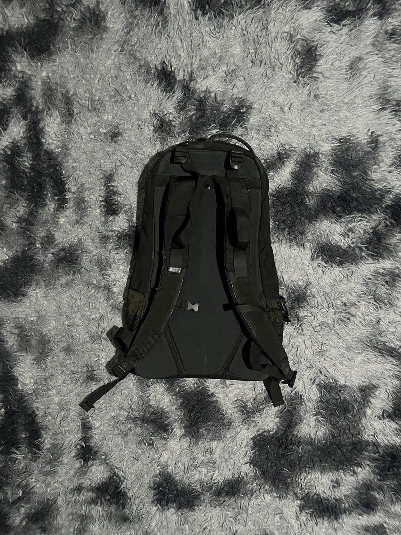 Arc'teryx Arro 22 Backpack (Category: Backpacks) located in Cebu City. Submitted by drip_block (Listing ID 1468608419, Image 2). Description: 22 liters Zippers and straps are working well Minor issue minimal scuffs in the right side strap, see it in the last pic.
