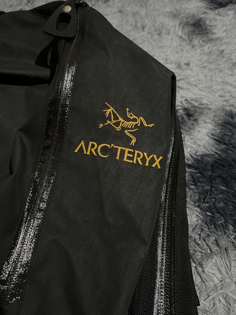 Arc'teryx Arro 22 Backpack (Category: Backpacks) located in Cebu City. Submitted by drip_block (Listing ID 1468608419, Image 3). Description: 22 liters Zippers and straps are working well Minor issue minimal scuffs in the right side strap, see it in the last pic.