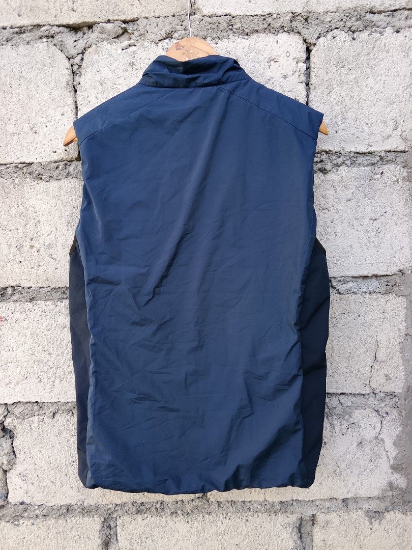 Arc'teryx Atom LT Vest (Category: Coats, Jackets and Outerwear) located in Bayombong. Submitted by jeffreybee (Listing ID 1468657864, Image 3). Description: Very good condition 27 length 20 width NO FLAWS.