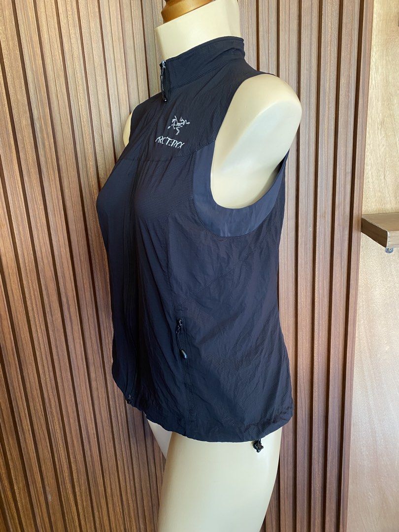 Arc'teryx Black Nylon Zip Vest (Category: Vests) located in Laguindingan. Submitted by purto_nato42 (Listing ID 1468511005, Image 3). Description: - Brand: Arc'teryx - Color: Black - Style: Sleeveless running vest with full front zipper and high collar - Pockets: Secure zip side pockets - Material: Lightweight 100% nylon - Safety: Reflective brand logo on chest and lower back for night runs - Fit: Adjustable drawstring hem.