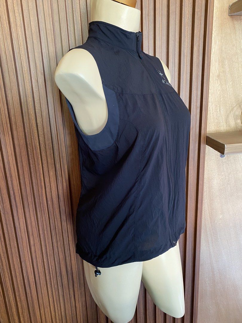 Arc'teryx Black Nylon Zip Vest (Category: Vests) located in Laguindingan. Submitted by purto_nato42 (Listing ID 1468511005, Image 2). Description: - Brand: Arc'teryx - Color: Black - Style: Sleeveless running vest with full front zipper and high collar - Pockets: Secure zip side pockets - Material: Lightweight 100% nylon - Safety: Reflective brand logo on chest and lower back for night runs - Fit: Adjustable drawstring hem.