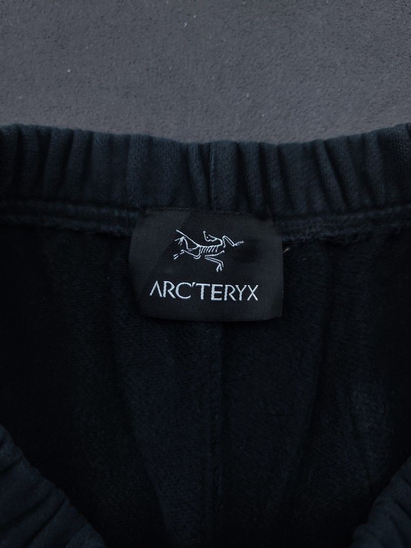 Arcteryx Heavy Cotton Shorts (Category: Shorts) located in Bulacan. Submitted by emilj23 (Listing ID 1468545927, Image 3). Description: Arcteryx Heavy Cotton Shorts Size XL on tag L 19 W 28-36 Leg Hole 13 Condition 9/10 Color rate 9/10 Issue Missing Drawstrings.