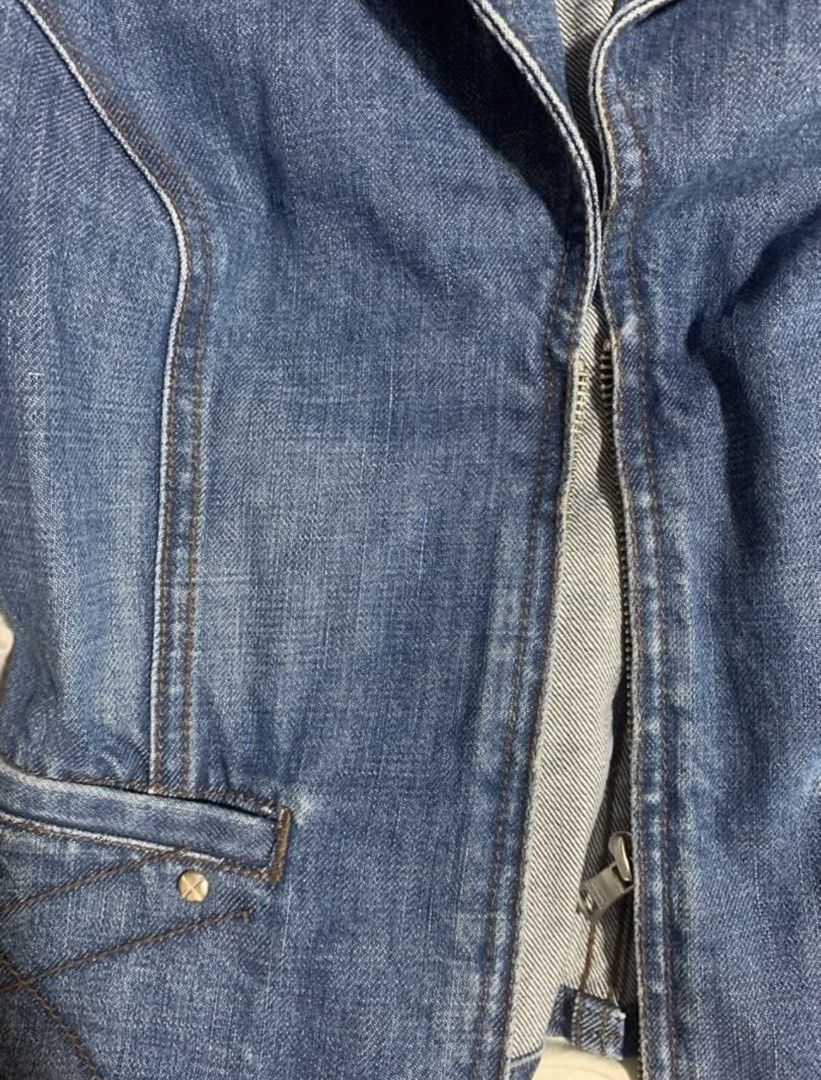 Armani Exchange Denim Jacket Blazer (Category: Coats, Jackets and Outerwear) located in Quezon City. Submitted by hey.rhiptide (Listing ID 1468606743, Image 3). Description: tailored fit! super nice irl.
