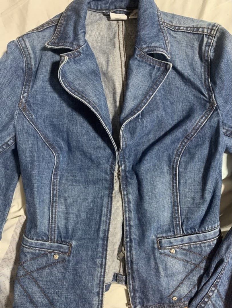 Armani Exchange Denim Jacket Blazer (Category: Coats, Jackets and Outerwear) located in Quezon City. Submitted by hey.rhiptide (Listing ID 1468606743, Image 2). Description: tailored fit! super nice irl.