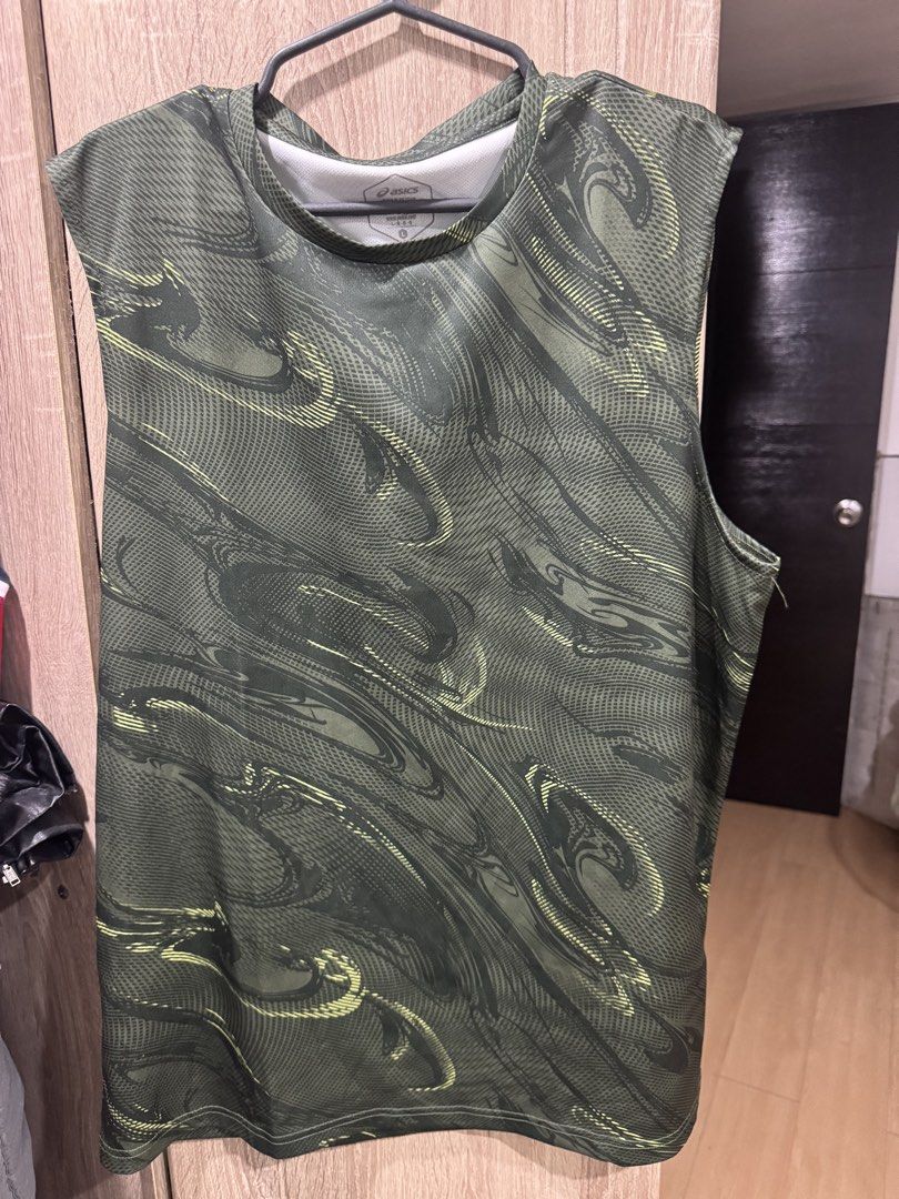 Asics Olive Green Patterned Athletic Tank Top Size L (Category: Activewear) located in Baras. Submitted by vale831 (Listing ID 1468622858, Image 1). Description: - Brand: Asics - Color: Olive green with abstract pattern (front & back) - Size: Large - Material: Lightweight, breathable mesh fabric - Condition: Excellent, hangs clean - Ideal for: Gym, running, and workouts.