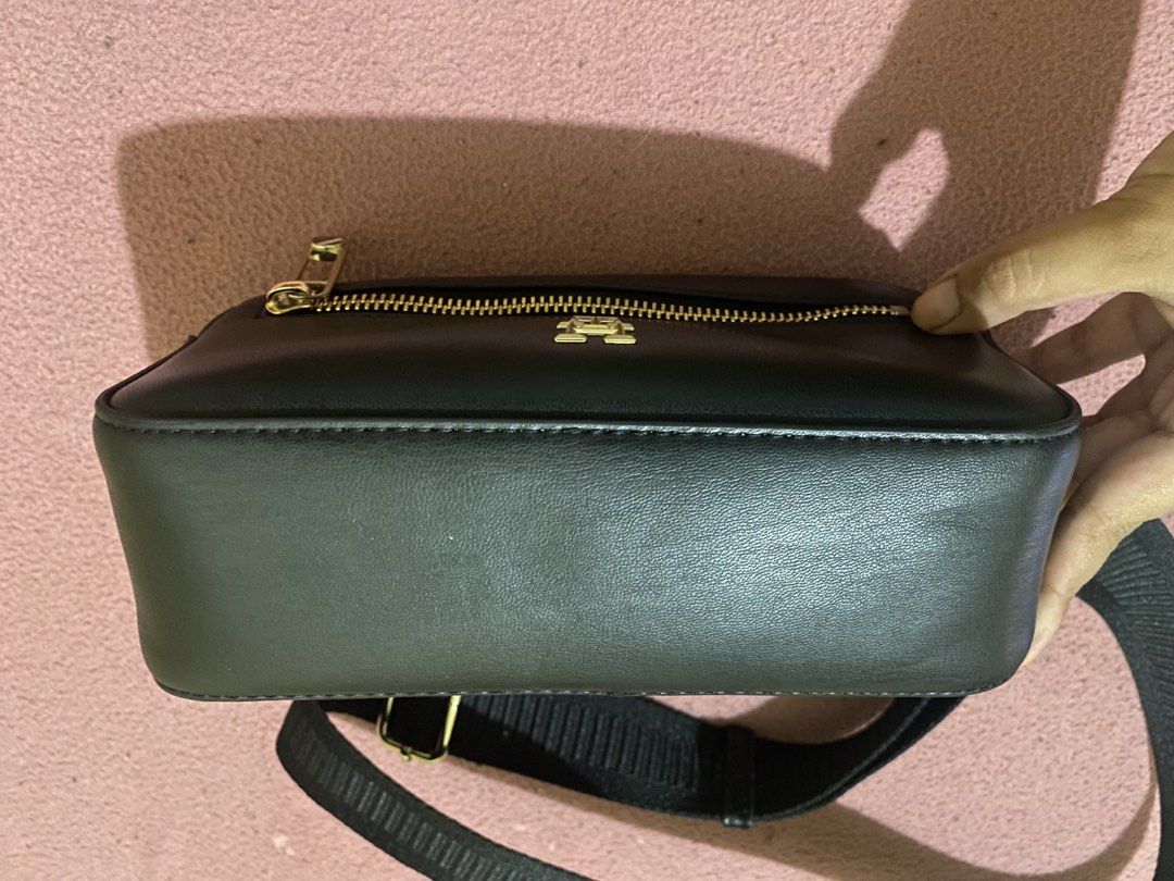 Authentic Black Tommy Hilfiger Sling Bag in Golf Hardware (Category: Shoulder Bags) located in Quezon City. Submitted by luckyg4l (Listing ID 1468687168, Image 3). Description: negotiable authentic .