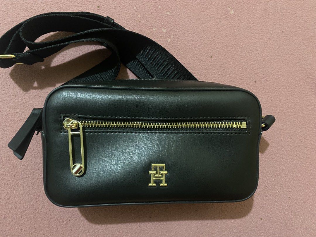 Authentic Black Tommy Hilfiger Sling Bag in Golf Hardware (Category: Shoulder Bags) located in Quezon City. Submitted by luckyg4l (Listing ID 1468687168, Image 1). Description: negotiable authentic .