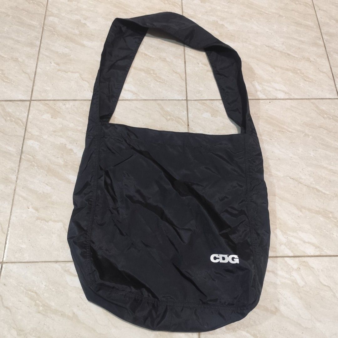 Authentic CDG COMME des Garcons Nylon Totebag (Category: Tote Bags) located in Manila. Submitted by buyybustt (Listing ID 1468607391, Image 2). Description: CDG COMME des Garcons Nylon Tote Bag Can Consider As Brand New based on the condition 100% Authentic No Issue Carry strap Printed logo Internal pocket 40cm x 35cm x 13cm 100% Nylon Dm.