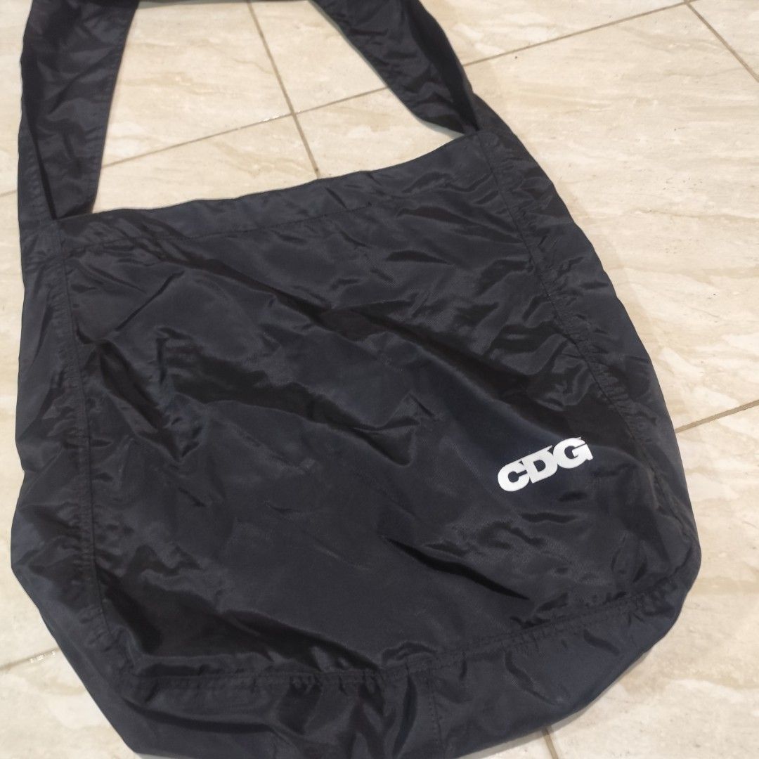 Authentic CDG COMME des Garcons Nylon Totebag (Category: Tote Bags) located in Manila. Submitted by buyybustt (Listing ID 1468607391, Image 3). Description: CDG COMME des Garcons Nylon Tote Bag Can Consider As Brand New based on the condition 100% Authentic No Issue Carry strap Printed logo Internal pocket 40cm x 35cm x 13cm 100% Nylon Dm.