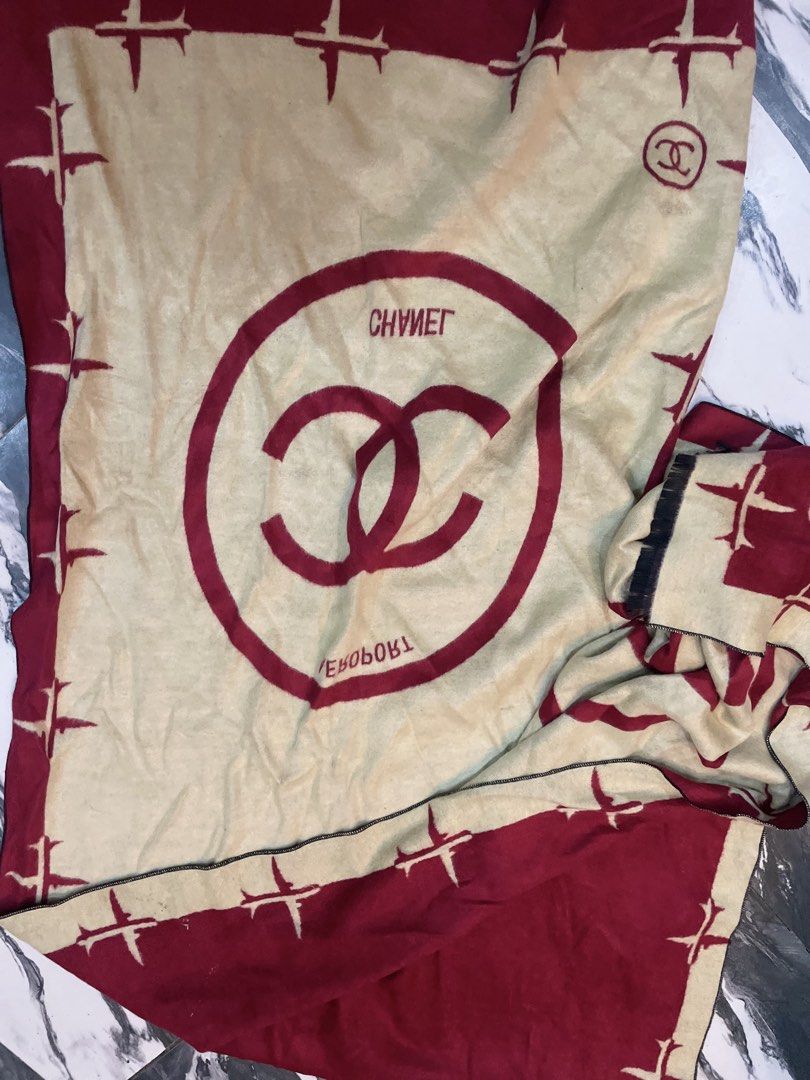 Authentic chanel aeroport (Category: Luxury Apparel) located in Cavite. Submitted by ohmie23 (Listing ID 1468685386, Image 3). Description: Authentic chanel aeroport Size 190 x 64 cm.