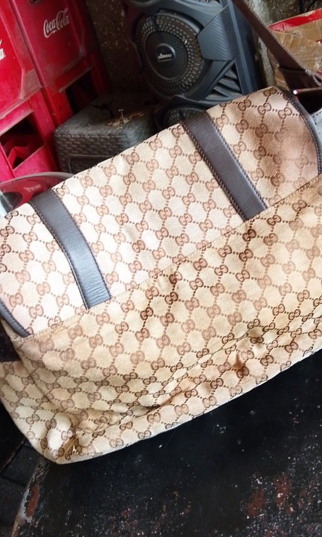 Authentic gucci messenger bag (Category: Cross-body Bags) located in Davao. Submitted by baghunterluxxe (Listing ID 1468576752, Image 2). Description: need linisin no rubs, ni runs large.