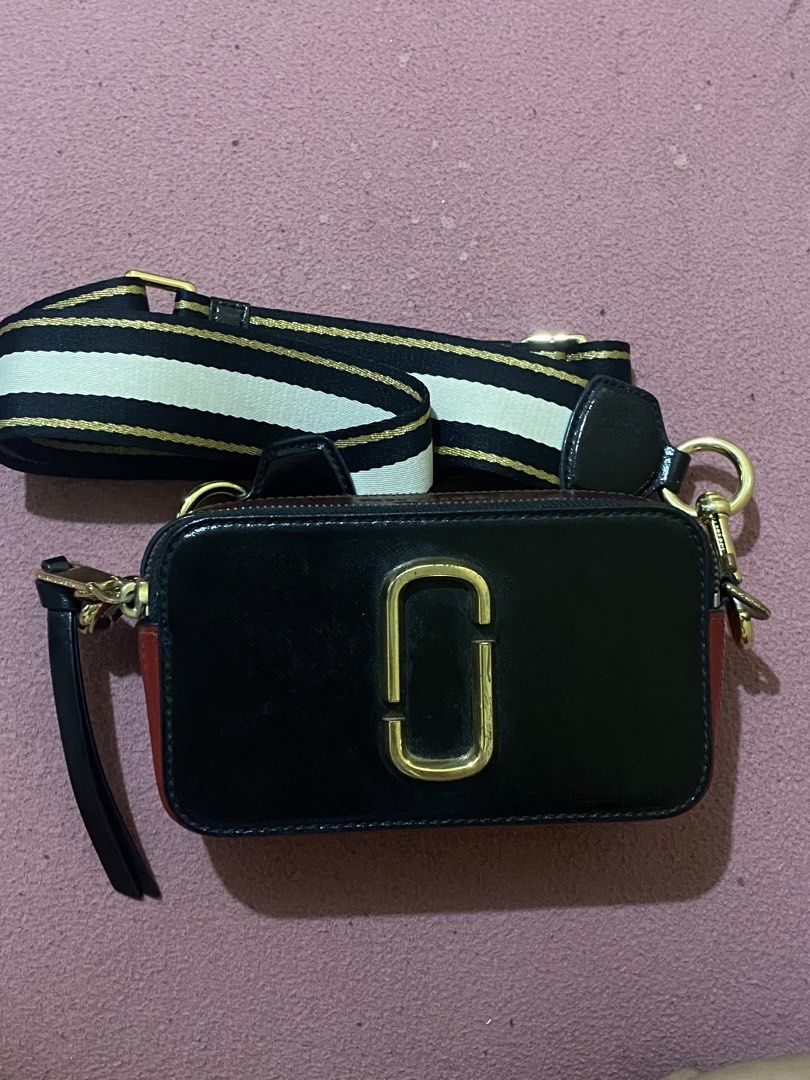 Authentic Marc Jacobs Snapshot-style crossbody bag (Category: Cross-body Bags) located in Quezon City. Submitted by luckyg4l (Listing ID 1468686889, Image 1). Description: negotiable authentic bought in japan.