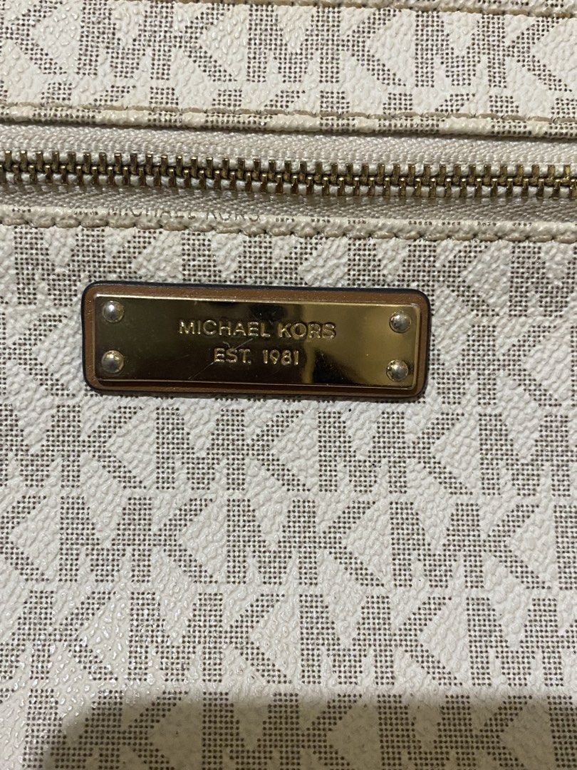 Authentic Micheal Kors Kili Bag in White (Category: Shoulder Bags) located in Quezon City. Submitted by luckyg4l (Listing ID 1468687024, Image 3). Description: authentic negotiable.