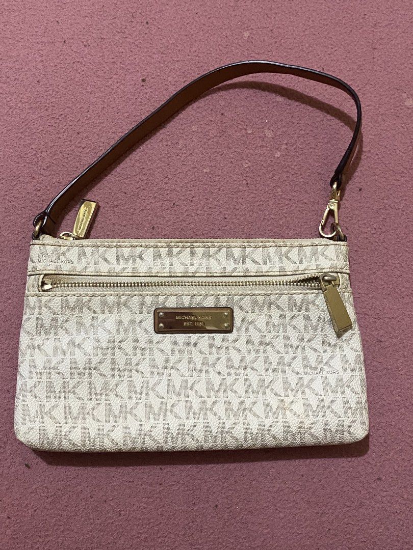 Authentic Micheal Kors Kili Bag in White (Category: Shoulder Bags) located in Quezon City. Submitted by luckyg4l (Listing ID 1468687024, Image 1). Description: authentic negotiable.