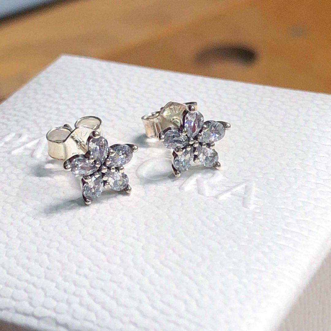 Authentic Pandora Sparkling Snowflake Stud Earrings (Category: Earrings) located in Manila. Submitted by daintyjewels (Listing ID 1468533631, Image 1). Description: .