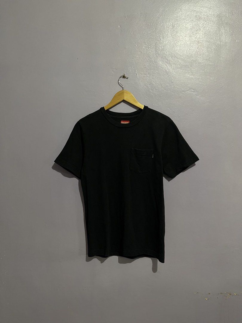 Authentic Supreme Pocket Tee Minimalist Logo (Category: Tshirts & Polo Shirts ) located in Angeles City. Submitted by andreiboughts (Listing ID 1468644686, Image 1). Description: Length: 27.5 Width: 18.5 Condition: 9.7/10 Color rate: 9.7/10 Issue (s): None Complete Tags ✅ Small on tag.