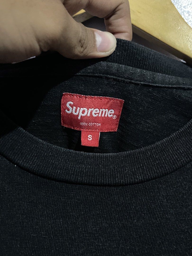 Authentic Supreme Pocket Tee Minimalist Logo (Category: Tshirts & Polo Shirts ) located in Angeles City. Submitted by andreiboughts (Listing ID 1468644686, Image 3). Description: Length: 27.5 Width: 18.5 Condition: 9.7/10 Color rate: 9.7/10 Issue (s): None Complete Tags ✅ Small on tag.