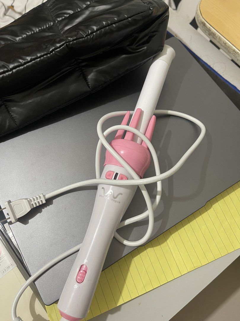 Automatic curling iron (Category: Hair) located in Manila. Submitted by zealbear-fab0 (Listing ID 1468574880, Image 2). Description: twice lang nagamit!! rfs: need funds emergency .