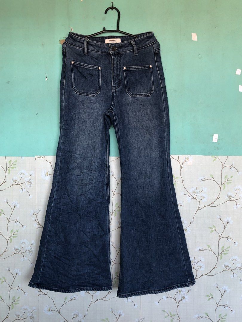 Ayler Hera wide leg (Category: Jeans) located in Bacolod City. Submitted by kristineparreno (Listing ID 1468521736, Image 1). Description: W-28-29 L-41.3 Hem-14.3.