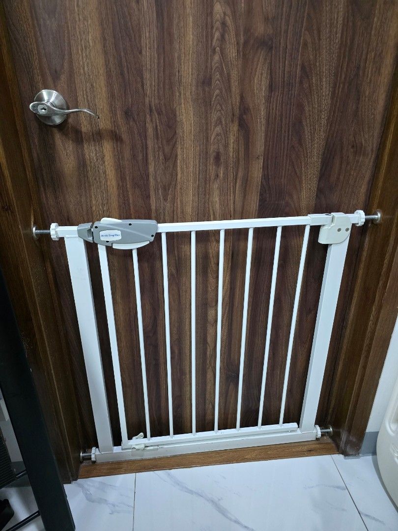Baby Pet Safety Gate (Category: Safety Gates, Locks & Protectors) located in Pasig City. Submitted by apscloset (Listing ID 1468505469, Image 1). Description: 1 pc for Php800 2pcs for Php 1200 - Type: Pressure-mounted safety gate - Material: Sturdy white metal with clean finish - Mechanism: Easy-open grey latch with top and bottom screw adjusters - Ideal For: Keeping toddlers and pets safely restricted to specific rooms - Fit: Suitable for standa