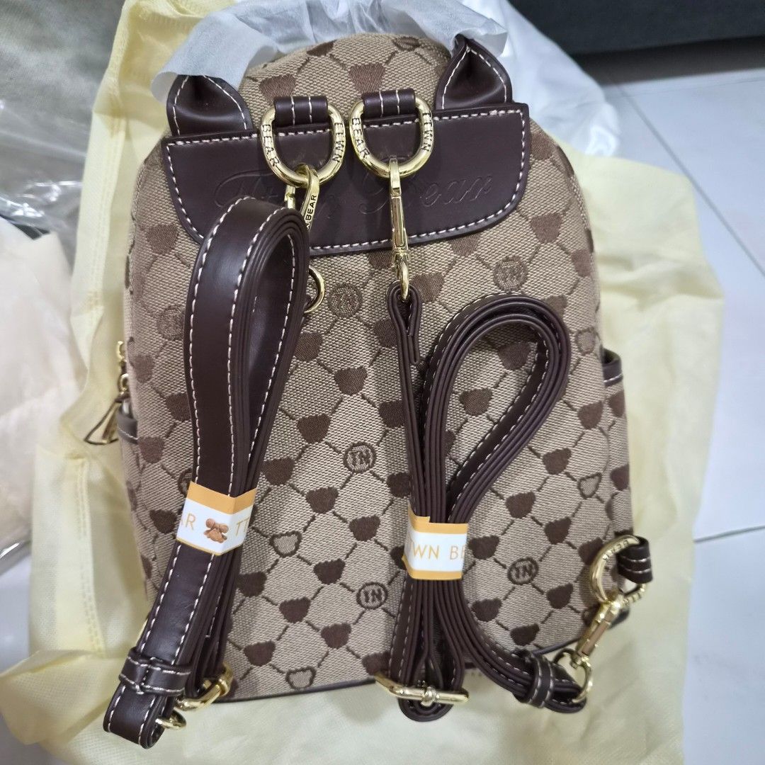 Backpack (Category: Backpacks) located in Singapore. Submitted by jaelynloke (Listing ID 1468682537, Image 3). Description: - Price can be DISCUSSED! - Feel free to dm and ask! - Thanks:).