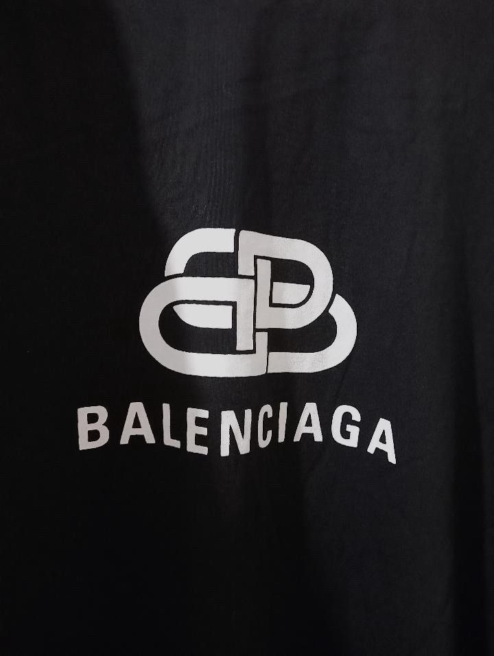 Balenciaga (Category: Formal Shirts) located in Lipa City. Submitted by _thriftitcloud (Listing ID 1468574492, Image 3). Description: 21x28.