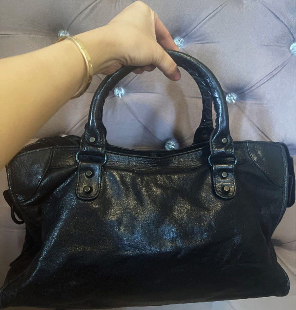 Balenciaga City (Category: Luxury Bags & Wallets) located in Roxas City. Submitted by lynngreyartillero (Listing ID 1468526017, Image 2). Description: Balenciaga City 🔥🔥🔥 Normal sign of used 🔥🔥 Coded🔥🔥 Maganda ang leather mga madaaaam pm nlng sa may gusto details posted na po🔥🔥 Handbag only🔥🔥.