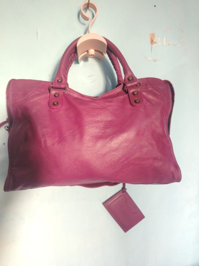 Balenciaga city (Category: Luxury Bags & Wallets) located in Manila. Submitted by ag_delrosario (Listing ID 1468624265, Image 2). Description: GUARANTEED BALENCIAGA CITY Nka enhance po kulay nya Nego pa kunti NO DUSTBAG.