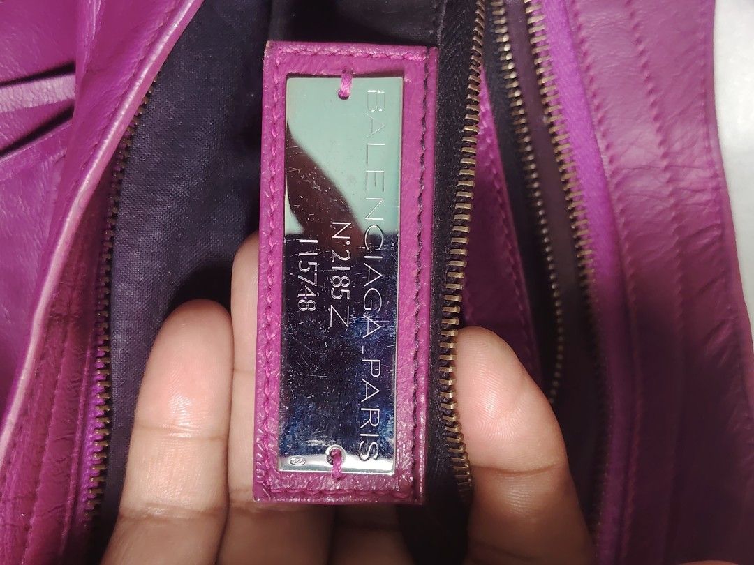 Balenciaga city (Category: Luxury Bags & Wallets) located in Manila. Submitted by ag_delrosario (Listing ID 1468624265, Image 3). Description: GUARANTEED BALENCIAGA CITY Nka enhance po kulay nya Nego pa kunti NO DUSTBAG.