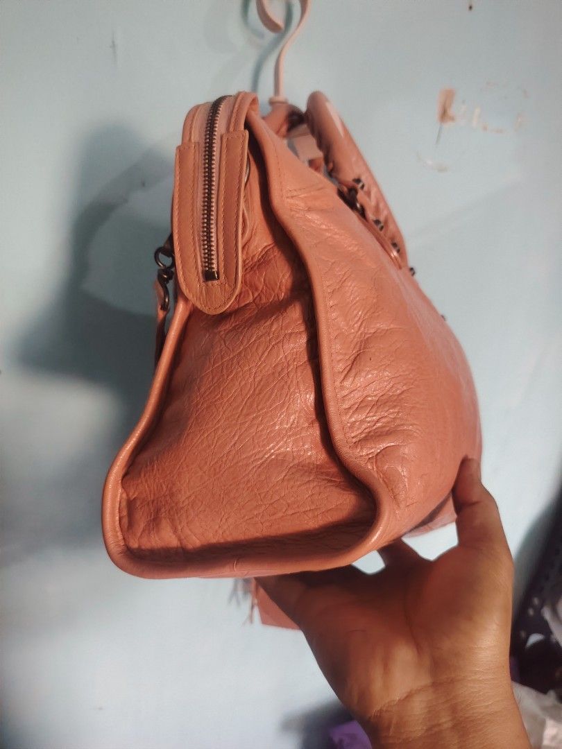 Balenciaga city (Category: Luxury Bags & Wallets) located in Manila. Submitted by ag_delrosario (Listing ID 1468709999, Image 3). Description: Guaranteed authentic balenciaga city With mirror and strap Note na enhance napo kulay nya pero mganda po pgka gawa.