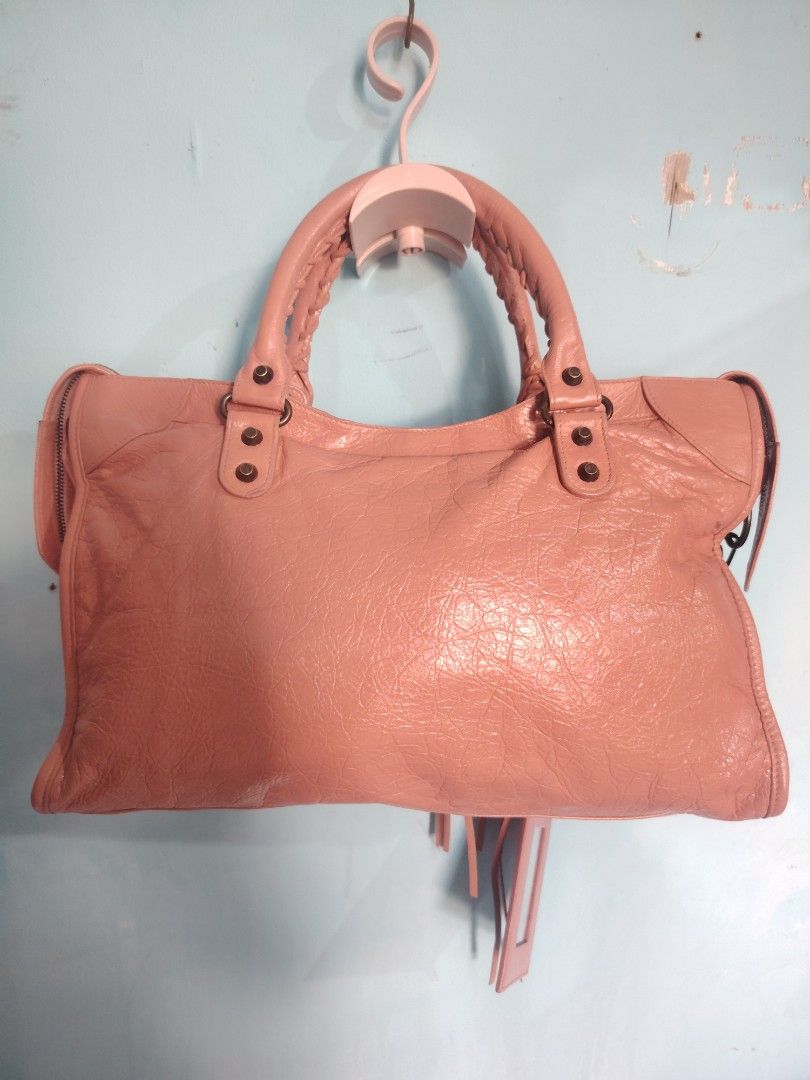 Balenciaga city (Category: Luxury Bags & Wallets) located in Manila. Submitted by ag_delrosario (Listing ID 1468709999, Image 2). Description: Guaranteed authentic balenciaga city With mirror and strap Note na enhance napo kulay nya pero mganda po pgka gawa.