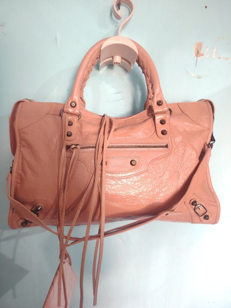 Balenciaga city (Category: Luxury Bags & Wallets) located in Manila. Submitted by ag_delrosario (Listing ID 1468709999, Image 1). Description: Guaranteed authentic balenciaga city With mirror and strap Note na enhance napo kulay nya pero mganda po pgka gawa.